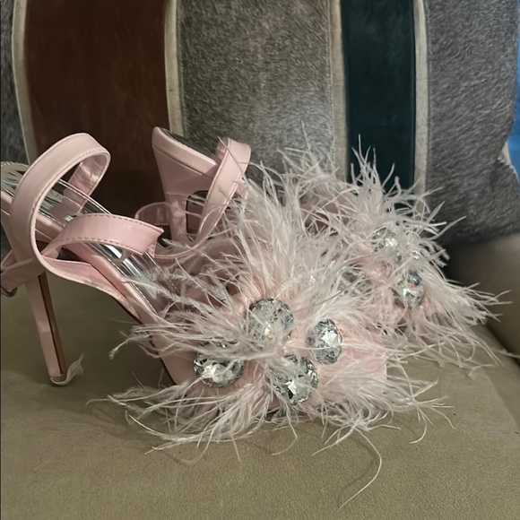 Elegant Pink Feathered Heels - Picture 3 of 4